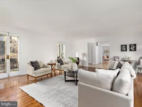 Living - 4078 Rosamora Ct, Mclean, VA 22101 photo 3 of 11