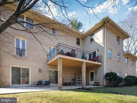 Exterior - 4078 Rosamora Ct, Mclean, VA 22101 photo 7 of 10