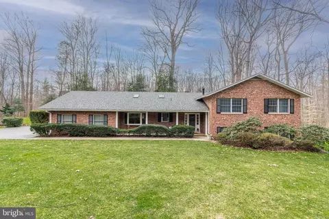 7101 Woodglen Ct, Fairfax Station, VA 22039