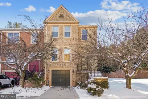 404 Council Dr NE, Vienna, VA 22180