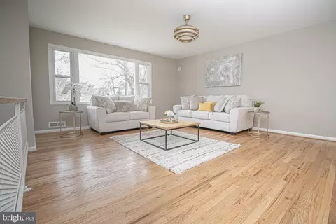 Living - 7834 Brompton St, Springfield, VA 22152 photo 2 of 5