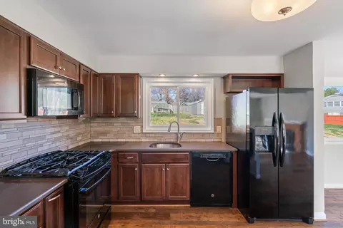Kitchen - 6006 Rivanna Dr, Springfield, VA 22150 photo 3 of 4