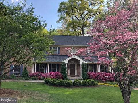 10305 Hickory Forest Dr, Oakton, VA 22124