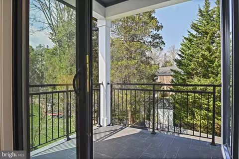 Exterior - 1434 Colleen Ln, Mclean, VA 22101 photo 6 of 9