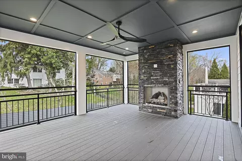 Living - 1434 Colleen Ln, Mclean, VA 22101 photo 3 of 5
