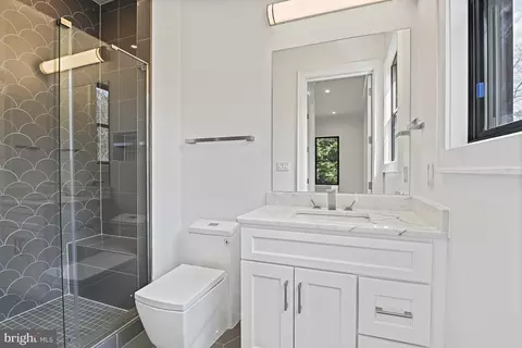 Bath - 1434 Colleen Ln, Mclean, VA 22101 photo 2 of 8