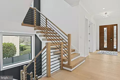 Entry Way - 1434 Colleen Ln, Mclean, VA 22101 photo 2 of 3