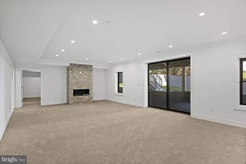 Living - 1434 Colleen Ln, Mclean, VA 22101 photo 5 of 5