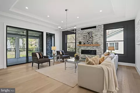 Living - 1434 Colleen Ln, Mclean, VA 22101 photo 2 of 5