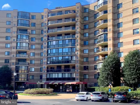 8360 Greensboro Dr #221, Mclean, VA 22102