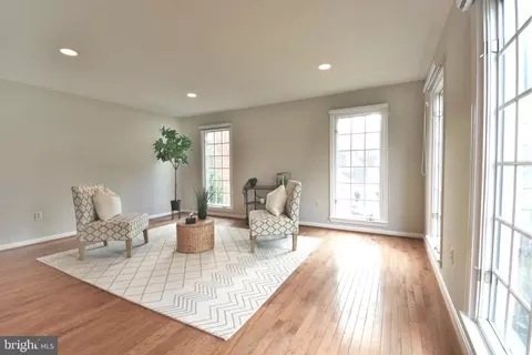 8720 Evangel Dr, Springfield, VA 22153 photo 5