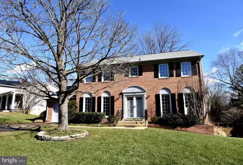 8720 Evangel Dr, Springfield, VA 22153 photo 2