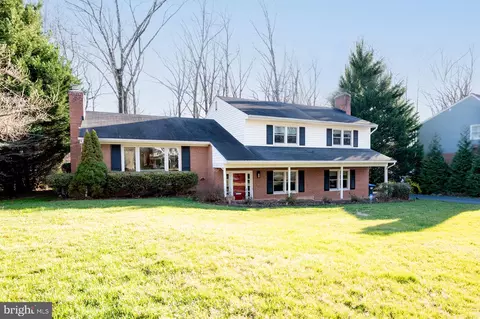 9205 Hamilton Dr, Fairfax, VA 22031