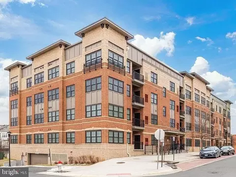 9521 Bastille St #401, Fairfax, VA 22031