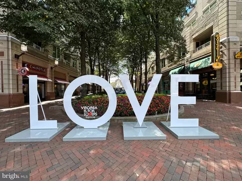 Exterior - 11717 Decade Ct, Reston, VA 20191 photo 8 of 11