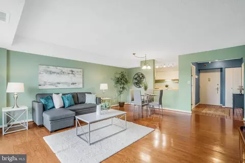 3800 Powell Ln #815, Falls Church, VA 22041