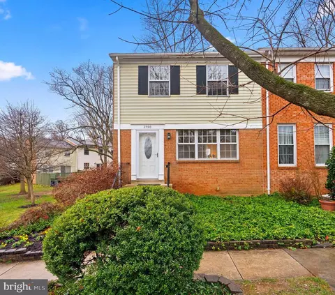 2790 Sikes Ct, Falls Church, VA 22043