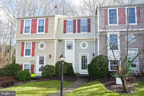 1613 Fieldthorn Dr, Reston, VA 20194
