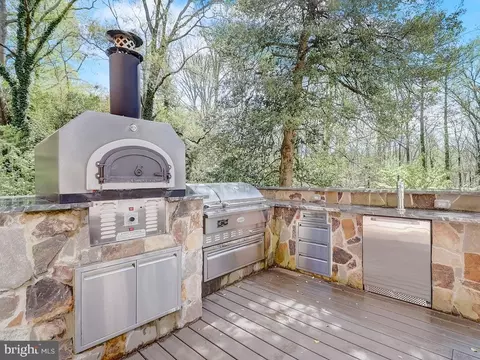 Exterior - 6612 Ridgeway Dr, Springfield, VA 22150 photo 18 of 26
