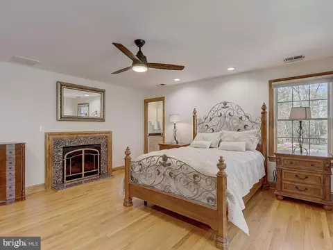 Bedroom - 6612 Ridgeway Dr, Springfield, VA 22150 photo 5 of 18