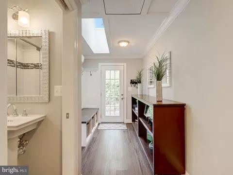 Entry Way - 6612 Ridgeway Dr, Springfield, VA 22150 photo 5 of 9