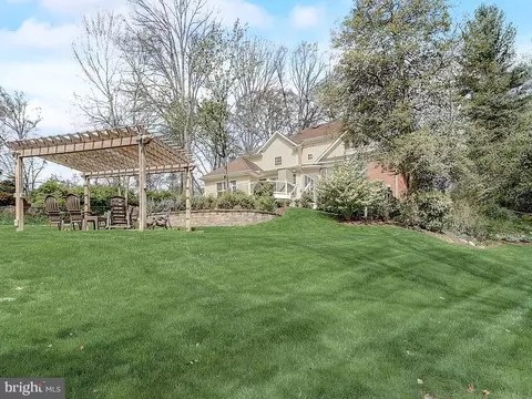 Exterior - 6612 Ridgeway Dr, Springfield, VA 22150 photo 7 of 26