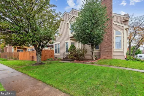 1075 Trevino Ln, Herndon, VA 20170