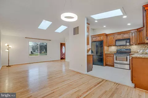 Living - 8496 Rippled Creek Ct, Springfield, VA 22153 photo 3 of 4