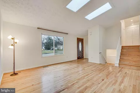 Living - 8496 Rippled Creek Ct, Springfield, VA 22153 photo 2 of 4