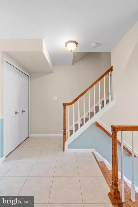 Entry Way - 5524 Beaconsfield Ct, Burke, VA 22015 photo 2 of 2