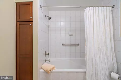 Bath - 5524 Beaconsfield Ct, Burke, VA 22015 photo 3 of 4
