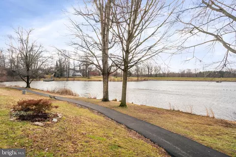 View/Area - 5524 Beaconsfield Ct, Burke, VA 22015 photo 3 of 4