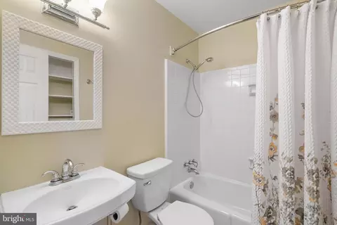 Bath - 5524 Beaconsfield Ct, Burke, VA 22015 photo 4 of 4