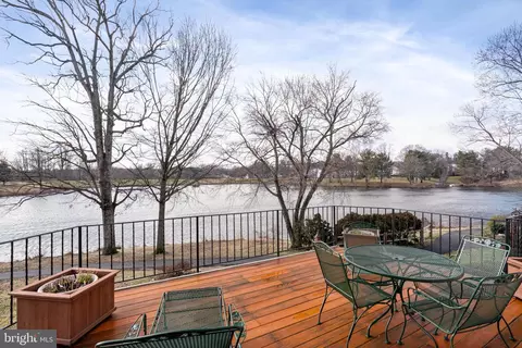 Exterior - 5524 Beaconsfield Ct, Burke, VA 22015 photo 6 of 9