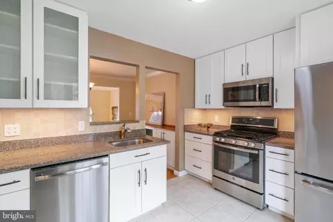 Kitchen - 5524 Beaconsfield Ct, Burke, VA 22015 photo 4 of 5