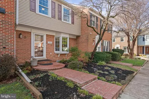 Exterior - 5524 Beaconsfield Ct, Burke, VA 22015 photo 3 of 9
