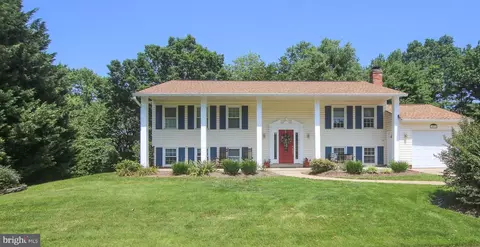 14932 Kamputa Dr, Centreville, VA 20120