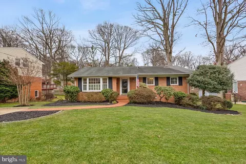 8233 Stonewall Dr, Vienna, VA 22180
