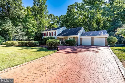 8437 Briar Creek Dr, Annandale, VA 22003
