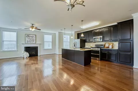 13740 Endeavour Dr #402, Herndon, VA 20171
