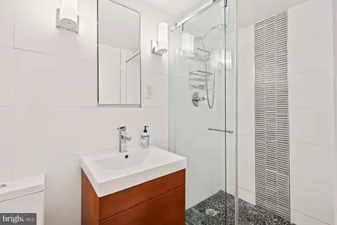 Bath - 7005 Sea Cliff Rd, Mclean, VA 22101 photo 4 of 5