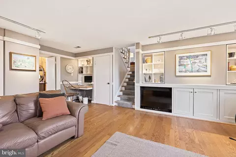 Living - 7005 Sea Cliff Rd, Mclean, VA 22101 photo 4 of 6