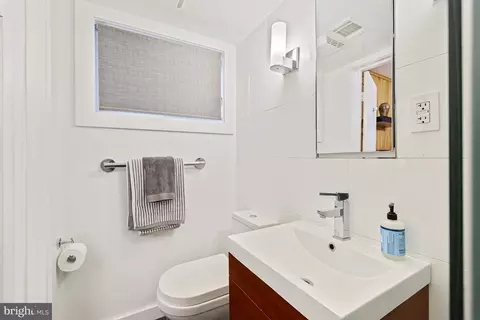 Bath - 7005 Sea Cliff Rd, Mclean, VA 22101 photo 5 of 5