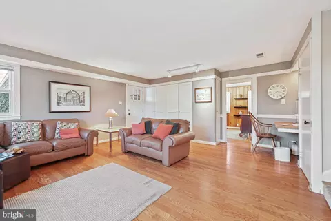 Living - 7005 Sea Cliff Rd, Mclean, VA 22101 photo 3 of 6