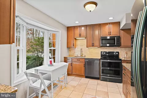 5242 Lonsdale Dr, Springfield, VA 22151 photo 4