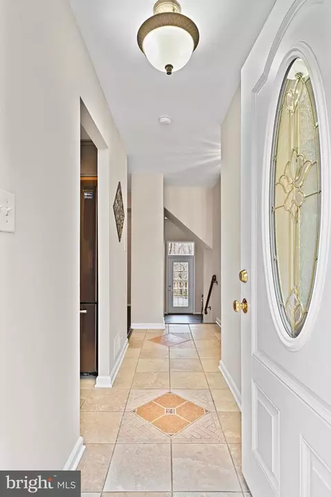 5242 Lonsdale Dr, Springfield, VA 22151 photo 2