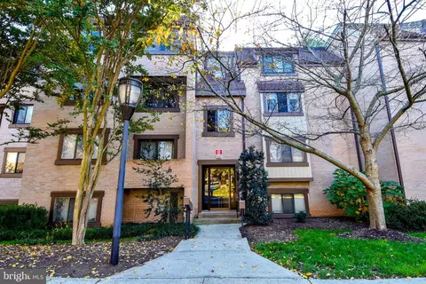 1669 Parkcrest Cir #400, Reston, VA 20190
