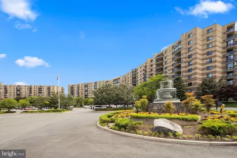 8360 Greensboro Dr #202, Mclean, VA 22102