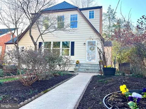 2760 Greenway Blvd, Falls Church, VA 22042
