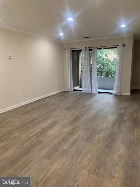 525 Florida Ave #102, Herndon, VA 20170